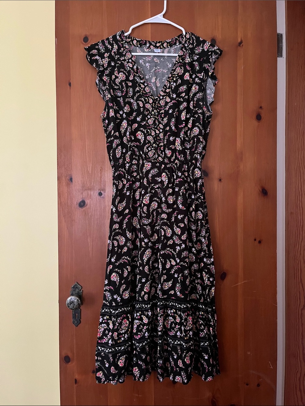 Old Navy Black Paisley V-Neck Women's Midi Dress with Flutter Sleeves